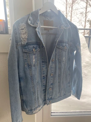 Jeansjacka med slitningar  - Super fin jeansjacka 
