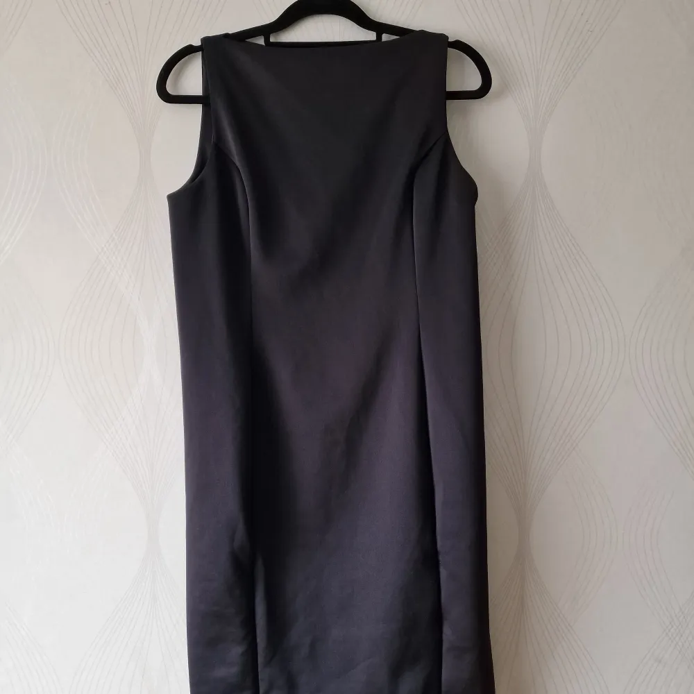 Vintage svart klänning,elegant och klassisk Obs Här kantade jag kanterna själv. de delar sig lite. Klänningar.