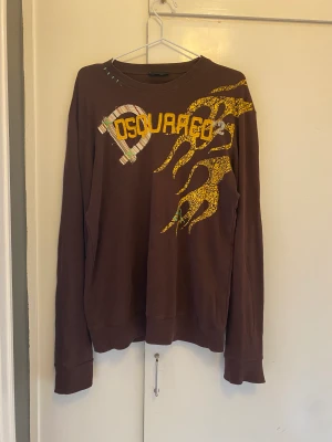 Dsquared2  - As ball Dsquared2 tröja. Bra skick. Storlek xxl så lite mer baggy. Säljer då den inte kommer till användning. 