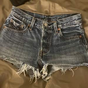 Säljer mina lågmidjade Levis shorts. Nyskick skulle jag säga. Priset kan diskuteras 