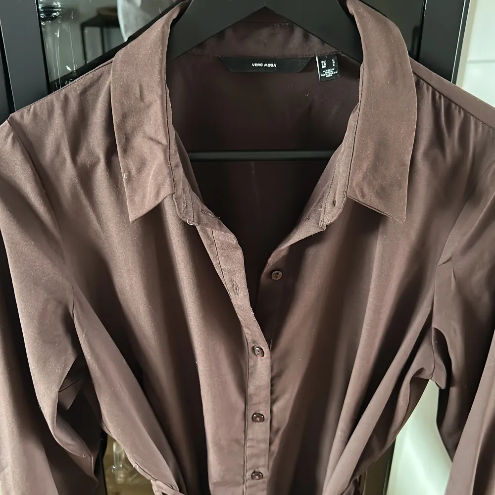 Skjortklänning brun med knytskärp ( liten i storlek). Klänningar.