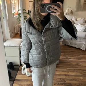 trekvartsärm jacka  - Herno liknande jacka köpt second hand i storlek S, för stor på mig för min smak där av säljer jag den. fint skick! 💕