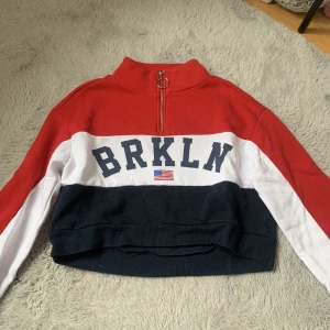 Tjock tröja - En jätte skön tröja som är perfect som mys tröja eller pull over ute. Har liknande så denna kommer inte till användning, knappt använd och i väldigt bra skick. 