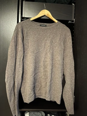 Stickad tröja Paul and Friends - En beige/brun stickad tröja från Paul and Friends. Skick 8/10 då 2cm av undersidan av ena armen är ihopsydd. Syns knappt. Strl M