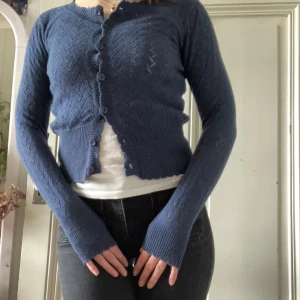 Stickad kofta - Fin stickad liten kofta från Indiska, storlek M men skulle säga passar mer som en S💞