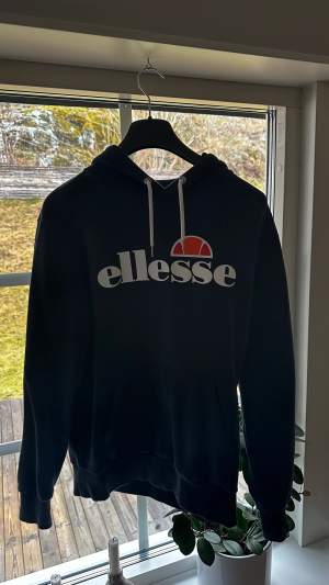 Mörkblå luvtröja av märket Ellesse. Bra skick.