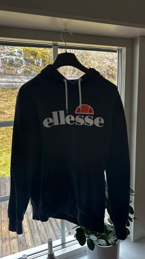 Luvtröja  - Mörkblå luvtröja av märket Ellesse. Bra skick.