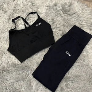 ICIW träningskläder  - Svarta tights och svart sport bh från ICIW. Använda 2-3 gånger, nyskick. 