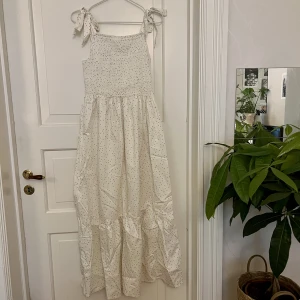 Prickig långklänning🤍 - Prickig långklänning, vit med svarta prickar. Från H&M, storlek S. Använd en gång. Stor i storlek och ända ner till marken på mig som är 160cm. Kan mötas i Göteborg eller skicka, köparen står för frakt. 