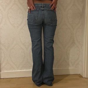 Lågmidjade chill blåa jeans  - Vanliga najs lågmijgade blåa jeans  Midjemått: 80 Ytterben : 103 Innerben: 83