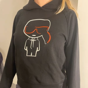 KARL LAGERFELD Hoodie - Huvtröja från Karl Lagerfeld. Nypris ca 2000kr, sparsamt använd. Storlek M men passar S bättre 💖