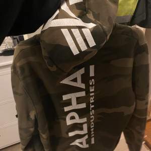 Säljer nu min älskade Alpha Industries hoodie i storlek L. Tröjan är i användt skick där av sprickorna i trycket på ryggen men inget trasigt annars! Ny pris 999kr mitt pris 699kr. Betalning sker via Swish och fraktar helst! 