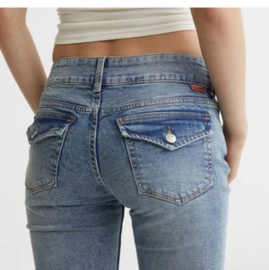 HM byxor  - Säljer mina supersnygga hm jeans pga att dem är för stora för mig! Storlek 40 men köpt i Italien, så passar möjligtvis någon i storlek 38. Två hål vid knapparna för att sy in ett resårband med det syns inte alls när jeansen är på!❤️❤️