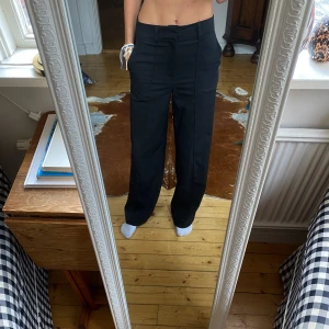 Svarta kostymbyxor  - Ett par svarta kostymbyxor i tunnare material. Sköna tills sommaren/våren