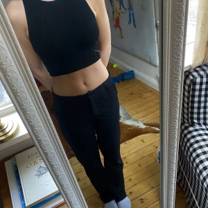 Svart tanktop  - Ett svart kort linne från brandy melville. Otroligt mjukt och skönt material