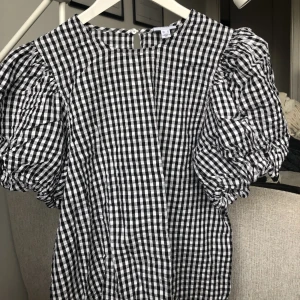 Topp med puffärm - Oanvänd topp från Vero Moda i stl M. 