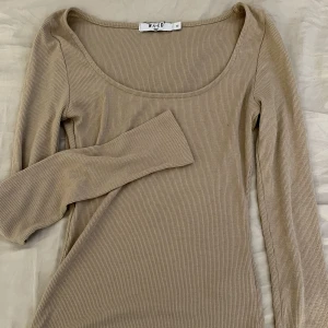 Beige ribbad tröja  - Beige ribbad tröja från na-kd i storlek xs, använd fåtal gånger 💜