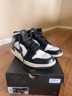Air jordans mid carbon fiber - Knappt använda air jordans mid carbon fiber. Köpta 2020 men använda cirka 3 gånger. Nypris 4000kr. Kommer med original skolåda.