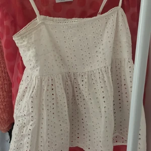 Fin Topp - Säljer denna fina topp från bikbok i storlek s. Jätte fin, knappt använd och köpt för 200kr, säljer därför för 130kr+frakt