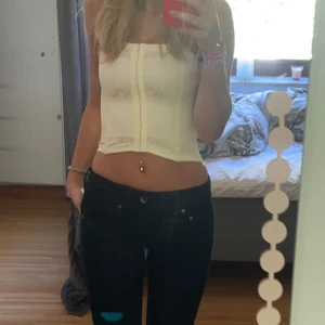 Topp  - Här säljer jag en korsett som är andvönd typ 2 gånger den är i stl S. Kontakta för mer frågor❤️💕💕