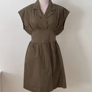 Grön klänning i storlek S för 40kr. Har även en dragkedja vid sidan så är väldigt lätt att ta på och ta av. 💚