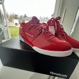 WORKOUT LO CLEAN OC UNISEX - Säljer ett par Reebok skor som är oanvända med prislapp kvar.  