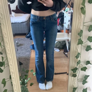 Lågmidjade jeans - Midrise/lågmidjade jeans❤️ påriktigt de skönaste jeansen jag har haft på mig!! Från sellpy men märket är 2ndOne❤️