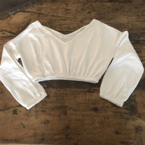 Croppad sweater NLY trend - Croppad vit sweater från NLY trend. Använd 1 gång. Stl M.