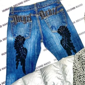 Angel Devil - !Intresse koll! Angel devil jeans, köpta på humana (bilden är från deras Instagram). Tajta och lågmidjade med liten bootcut, sitter bra på I längd även fast du är lång (jag är 177cm). Dom har tyvärr blivit för små för mig. Hör av dig för fler bilder!💕