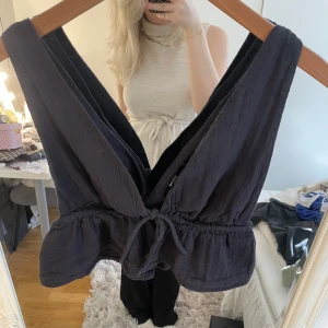 Svart topp - Urringad svart topp som är sååå fin! Säljer då den är för liten för mig☺️