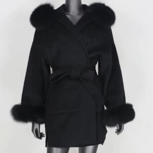 Svart päls kappa  - En svart kappa med äkta rävpäls storlek S kan även passa M. Pris kan diskuteras 