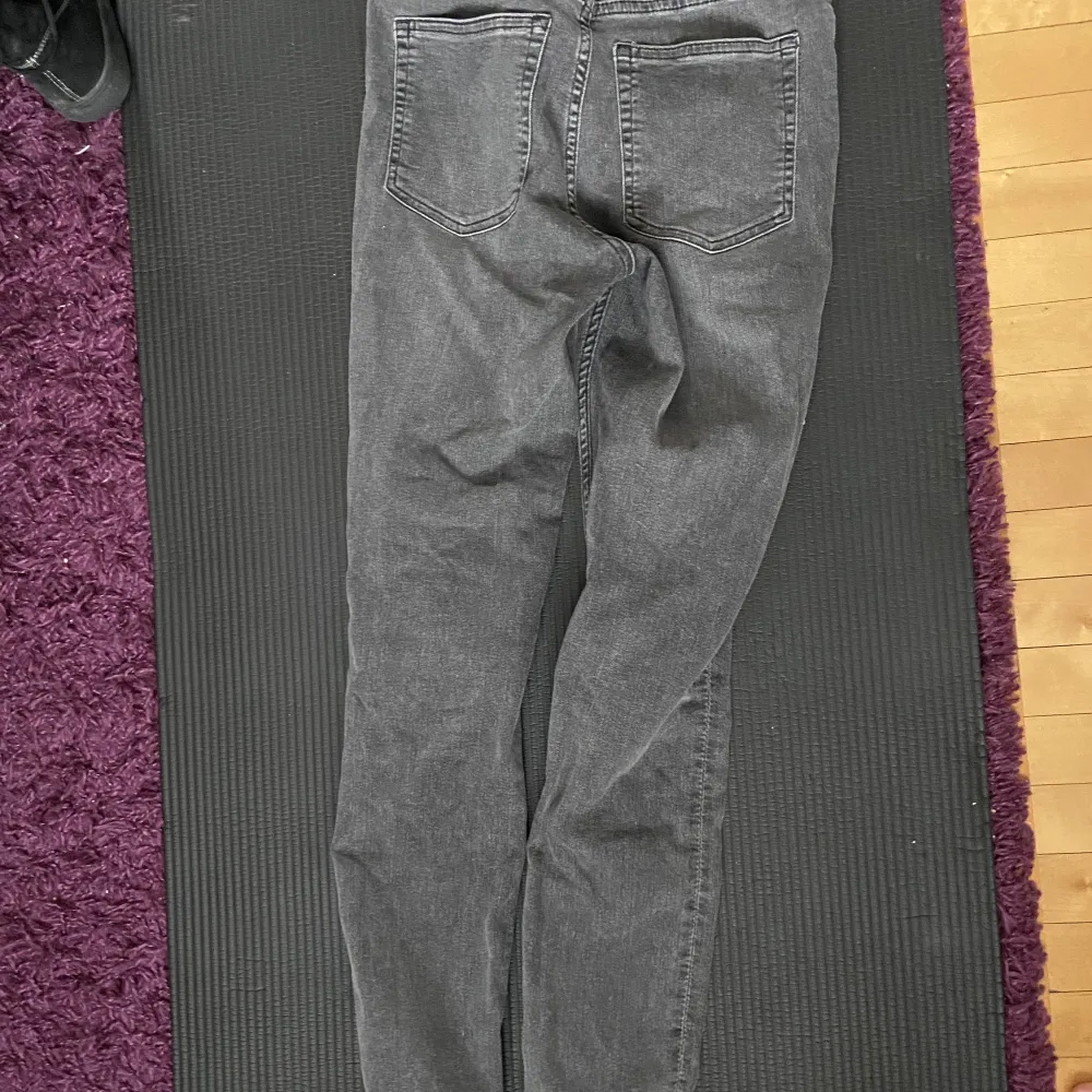 Svarta skinny jeans från hm i storlek 36. Använda fått antal gånger. Du betalar shipping.. Jeans & Byxor.