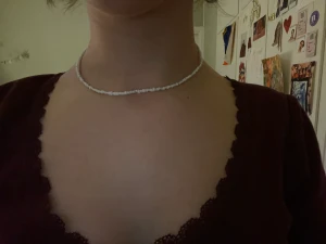 Handgjort halsband🦢🤍 - Gulligt vitt halsband perfekt till sommaren när man har fått lite färg💋priset som står nedanför är hela priset sammanlagt alltså ingår frakten I priset