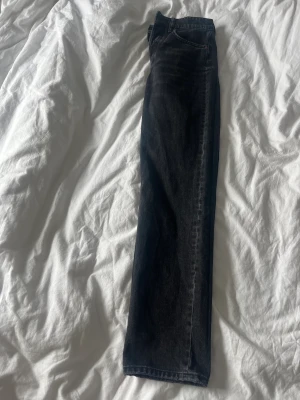 Mid rise straight zara jeans - Säljer nu ett par jättefina jeans som tyvärr är för stora på mig och därav inte kommer till någon användning. De är svarta i tvätten och är i storlek 36. Hör av dig om du är intresserad💓 köparen står för frakten🌟