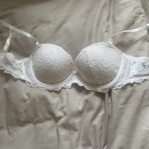 Spets bh - Jättefin vit bh från hm med avtagbara band, nyskick då den är använd endast en gång 💕säljer pga att den är för liten💕pris kan diskuteras 