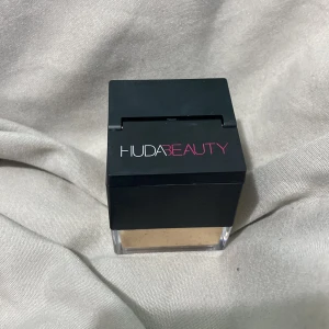 Huda beauty puder powder  - Säljer Huda Beautys setting/ baking puder, köpt från Sephora. Den är endast testad och jag säljer den eftersom färgen inte riktigt passade mig. Så i princip nyskick. Den är i färgen Blondie