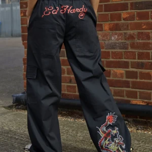 ed hardy cargo  - Intressekoll på mina ed hardy cargos. Storlek xs, köpta från Urban Outfitters, slutkööpta och efterfrågade. Priset går att diskutera!💞