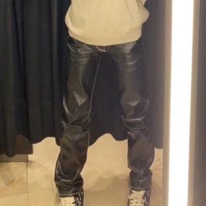 Eytys jeans - Jättefina eytys jenas i storlek 24/32 som har blivit för små, köptes för 2000kr förra hösten och säljer för 900kr. På andra bilden kan ni se att lite av ”skimret” har gått bort