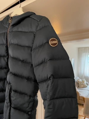 Colmar  - Säljer en mörkblå vinterjacka från Colmar i (italiensk) storlek 44, motsvarande XS/S. Nypris ca 5500 kr, mitt pris 1500 kr.