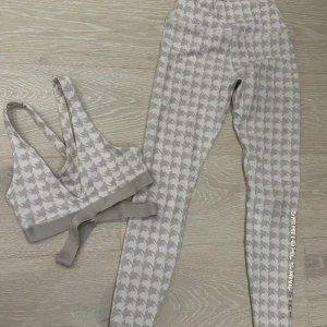 Träningsset från spiritual gangster - Säljder deta sjuukt snygga o unika träningssetet från spirutual gangster❤️, använd en gång, väldigt bra kvalitet och passform, nypris: 2000kr