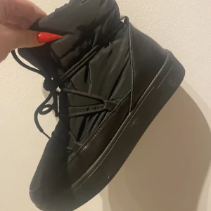 vinterskor - jättefina storlek 40 mer som 39 säljer då jag hittade ett par andra och behlver pengar har endast testat dom. skriv om ni har nån fråga