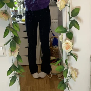 Svarta jeans - Säljer dessa svarta jeansen, superbra kvalitet!! OBS⭕️ de är mindre i storleken, då jag vanligtvis är en 28 (strl 36) men får precis på mig byxorna så rekommenderar jag folk med mindre storlek att köpa dessa <3