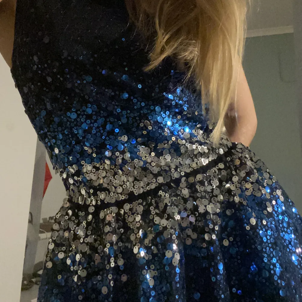 Jätte fin klänning att ha på nyårsafton m.m💋 använd 1 gång o säljer då jag har en annan klänning istället. Strl 164 i barn men står i storleken. Mera XS/S stämmer.. Mekot.