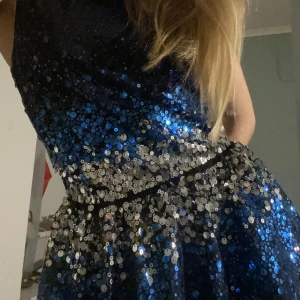 Nyårs Klänning - Jätte fin klänning att ha på nyårsafton m.m💋 använd 1 gång o säljer då jag har en annan klänning istället. Strl 164 i barn men står i storleken. Mera XS/S stämmer.