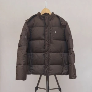 Vintage Ralph lauren jacka - Galet snygg jacka med äkta dun som är perfekt för vintern! Står storlek L, men sitter som S. Perfekt skick. Avtagbar luva. Självklart äkta Ralph Lauren. 