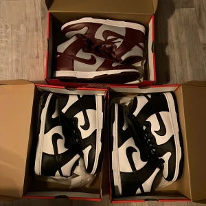Nike dunk high - Dunk high ”dark beetroot”, size 44.5eu, ds. 1650kr  Dunk high ”panda”, size 44eu, ds. 2000kr  W Dunk high ”panda”, size 39eu, ds. 1900kr