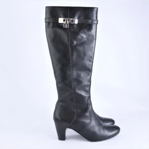 Stövlar - Skitsnygga höga svarta stövlar från Gabor som tyvärr inte passade mig.  Är som nyskick, inga tydliga tecken på användning.  Storlek 37