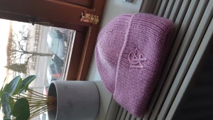 Carin Wester mössa  - Carin Wester !Som ny. Färgen är bubbelgum rosa.Snabb lev