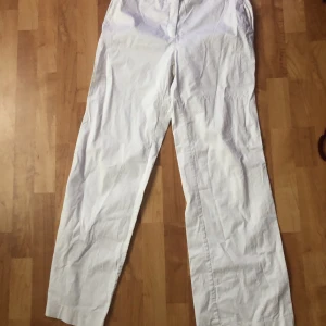 Kostymbyxor  - Vita kostymbyxor långa,sköna och bekväma att ha på sig .