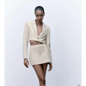 Cropped blazer - ❗️OBS❗️ det är inte den på första bilden, men den var väldigt lik!  En cropped blazer som passar till mycket. Väldigt skön och snygg❤️